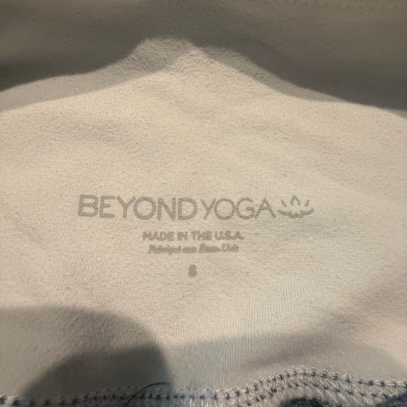 *GENTLY WORN* Beyond Yoga Women's Size S Yoga Cropped Pants - Picture 6 of 7